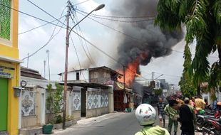 Kebakaran Landa 7 Rumah di Kelurahan Sudiroprajan Solo