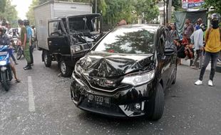 4 Mobil Terlibat Kecelakaan di Jl. Slamet Riyadi Solo Barat Perempatan Ngapeman