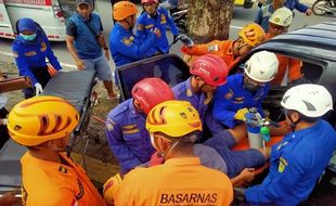 Mobil Pikap Tabrak Pohon di Magelang, Sopir Terjepit Dashboard