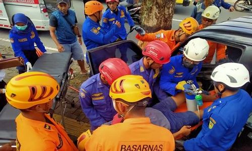 Mobil Pikap Tabrak Pohon di Magelang, Sopir Terjepit Dashboard