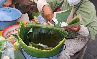 Cerita Pedagang Nasi Liwet Siasati Harga Bahan Pokok yang Konsisten Tinggi