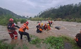 Survei Lokasi,10 Mahasiswa UPS Tegal Terjebak Air Bah Kaligung