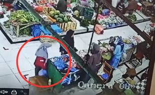 Terekam Kamera CCTV, Seorang Wanita Mengutil Daging Ayam di Pasar Besar Ngawi