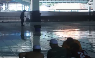 Pagelaran Keraton Solo Disekat Kain Hitam untuk Transit Jemaah Haul Habib Ali  