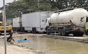 Viral Warga Renang di Jalan, Ini Penyebab Macet Jalur Pati-Rembang