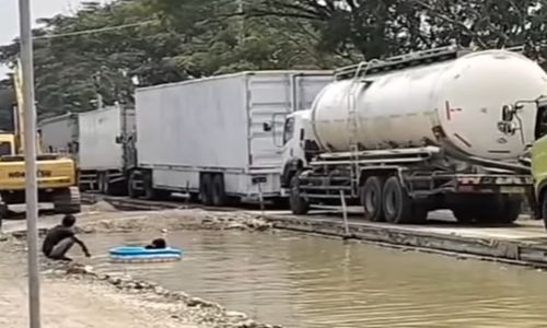 Viral Warga Renang di Jalan, Ini Penyebab Macet Jalur Pati-Rembang