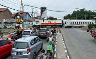 Perhatian! Diperbaiki, Jalur Perlintasan Sebidang Kaligawe Semarang Buka Tutup