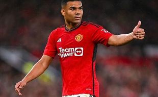 Bek Andalan Casemiro Cedera, MU Hadapi Situasi Makin Sulit