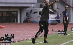 Ujian Pertama Uston Nawawi di Persebaya Lawan Barito Putera, Dia Melakukan Ini