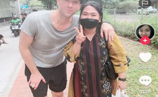 Viral! Wanita Ini Sukses Foto Bareng Chris Martin di Jakarta