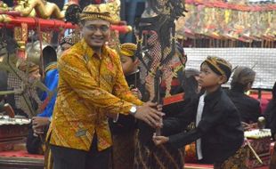 Keren! Lima Dalang Bocah Meriahkan Hari Wayang Nasional di Batang