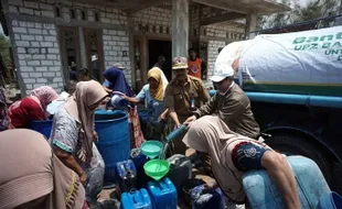 UPZ Baznas Semen Gresik Salurkan Bantuan 500.000 Liter Air di Rembang