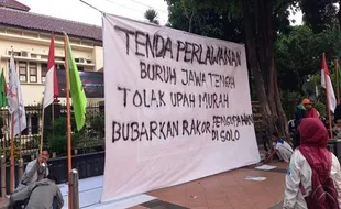 Tak Diajak Rapat Pengupahan, Buruh Pasang Tenda di Kantor Disnakertrans Jateng