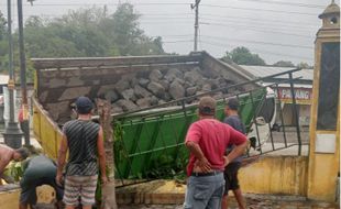 Ditinggal Makan, Truk Mendadak Mundur Hantam Pagar Selter Pengungsian di Klaten