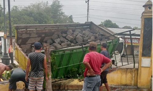 Ditinggal Makan, Truk Mendadak Mundur Hantam Pagar Selter Pengungsian di Klaten