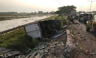 Truk Boks Gasak Warung di Kendal, 2 Orang Meninggal