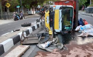 Sopir Ngantuk, Truk Bawa Bekatul dari Jatim Terguling di Wonoboyo Wonogiri