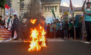 Tuntut UMK 2024 Naik 15%, Puluhan Buruh Segel Kantor Disnakertrans Jateng