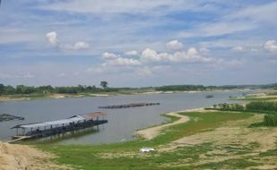 Debit Air Berkurang, Waduk Pondok Ngawi Jadi Spot Favorit Para Pemancing Ikan