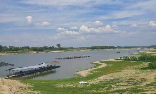 Debit Air Berkurang, Waduk Pondok Ngawi Jadi Spot Favorit Para Pemancing Ikan