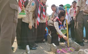 Peringati Hari Pahlawan, Puluhan Siswa di Madiun Ziarah ke Makam Pahlawan Lokal