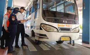 Petugas Gabungan Lakukan Ramp Check di Terminal Tirtonadi, 2 Bus Kena Tilang