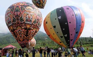 Atraksi Wisata Penerbangan Belasan Balon Tradisional di Bukit Seroja Wonosobo