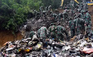 TNI Bersihkan Puluhan Ton Sampah Menumpuk di Kawasan Wisata Gunung Lawu