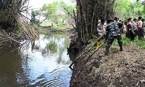 Antisipasi Sungai Meluap, Kodim Sukoharjo Bersihkan Aliran Kali Langsur