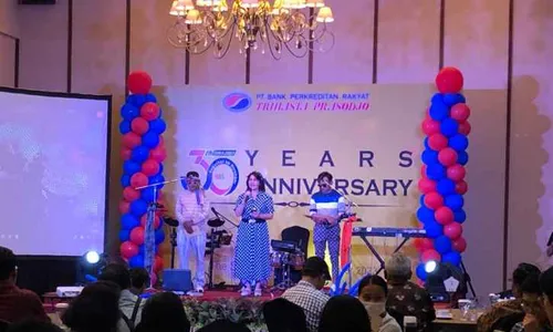 Bertema Retro, Begini Kemeriahan Gala Dinner BPR Trihasta Prasodjo di Solo