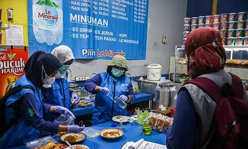 Tim BBTLKPP Cek Kelaikan Makanan yang Dijual di Kios Terminal Tirtonadi Solo