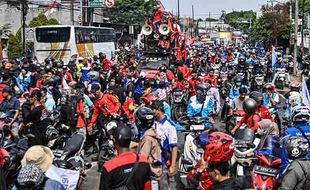 Demo Tuntut Kenaikan UMK, Ribuan Buruh di Tangerang Konvoi dan Blokir Jalan