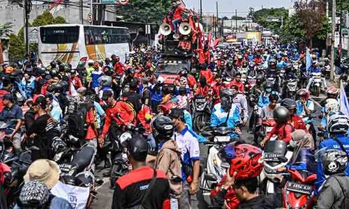 Demo Tuntut Kenaikan UMK, Ribuan Buruh di Tangerang Konvoi dan Blokir Jalan