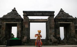 Aksi Maestro Tari Didik Nini Thowok Tampil di Candi Ratu Boko Sleman