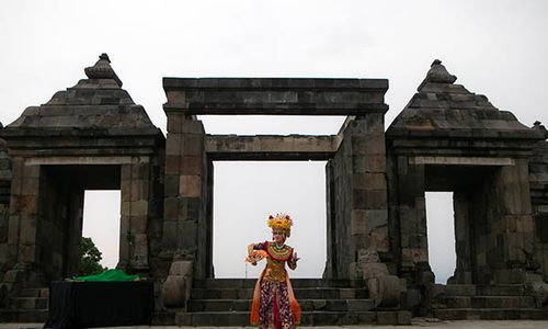 Aksi Maestro Tari Didik Nini Thowok Tampil di Candi Ratu Boko Sleman