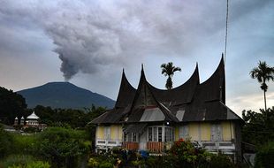 Gunung Marapi Sumbar Erupsi Lagi Rabu Pagi, Tim SAR Masih Cari 1 Korban