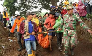 Tim SAR Gabungan Evakuasi 8 Jenazah Pendaki Korban Erupsi Gunung Marapi Sumbar