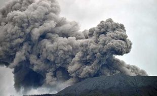 Senin Pagi, Gunung Marapi di Sumbar Kembali Muntahkan Abu Vulkanik