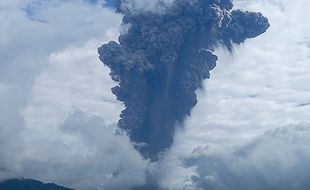 Gunung Marapi di Sumbar Erupsi, Muntahkan Abu Vulkanik Setinggi 3.000 Meter