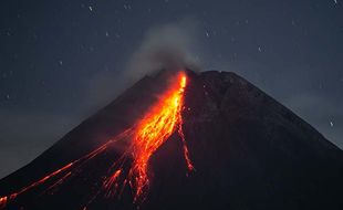 Sepanjang Senin, Gunung Merapi Muntahkan Lava Pijar 24 Kali Sejauh 1,9 Km