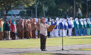 Peringati Hari Ibu, Pemkab Karanganyar Gelar Upacara Pakai Kebaya 