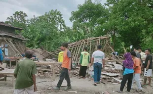 Tak adan Hujan dan Angin, Rumah Warga Patihan Sragen Mendadak Roboh