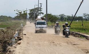 Jl. Manjungan Klaten Ambyar Gegara Truk Uruk, Pemdes Usulkan Ditutup Sementara