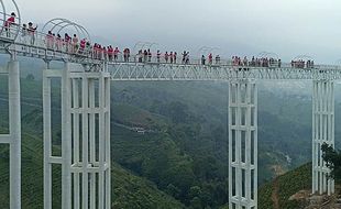 Libur Sekolah & Natal, Wisata Jembatan Kaca Karanganyar Diserbu Pengunjung