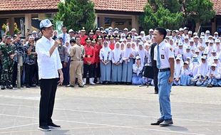 Momen Jokowi Pinjam Topi Siswa saat Tinjau KBM di SMKN 1 Kedungwuni Pekalongan