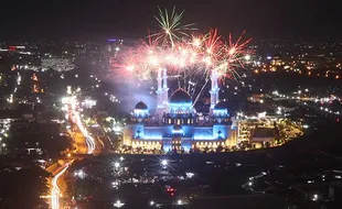 Kemeriahan Atraksi Kembang Api Hiasi Langit di Masjid Sheikh Zayed Solo