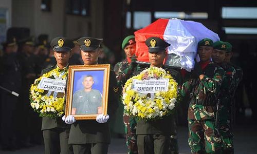 Jenazah Prajurit TNI yang Gugur Diserang KKB Papua Tiba di BIM Sumbar