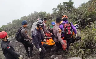 Evakuasi Jenazah Mahasiswi UNP Korban Terakhir Erupsi Gunung Marapi Sumbar