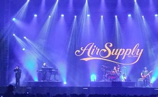 Rayakan 50 Tahun Berkarya, Air Supply Ajak Penonton Mencintai Sepenuh Hati