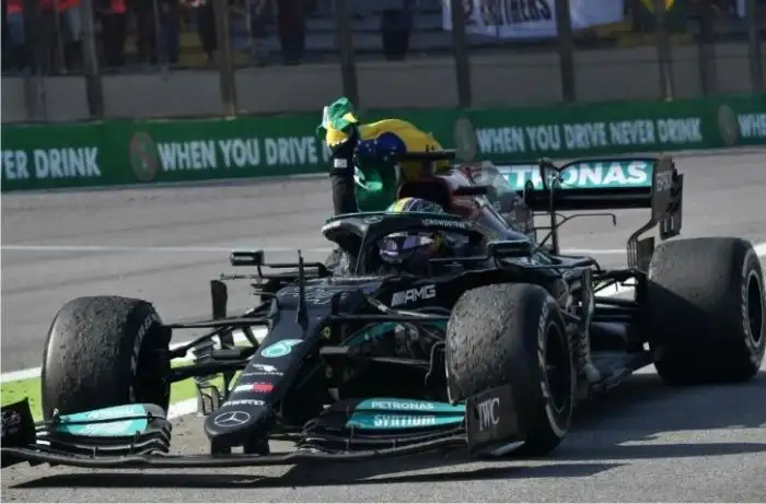 Lewis Hamilton Sebut Sudah Tak Bisa Lagi Balapan Cepat bareng Mercedes